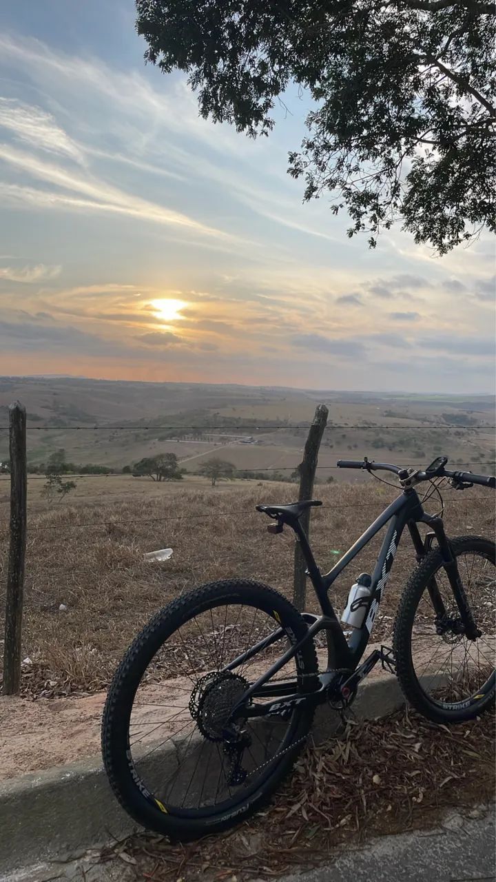 Bicicleta BXT Carbono 12v Shimano - estado de nova, pouco usada. - Foto 2