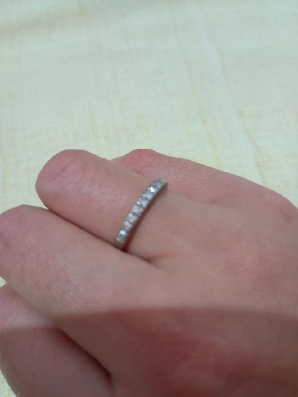 Anel meia aliança ouro branco 18k com brilhantes, 2g - Foto 4