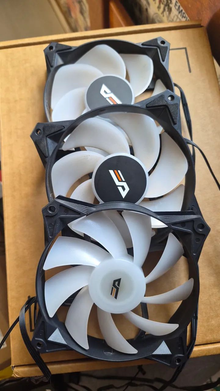 3 fans argb da darkflash(40 reais a unidade)