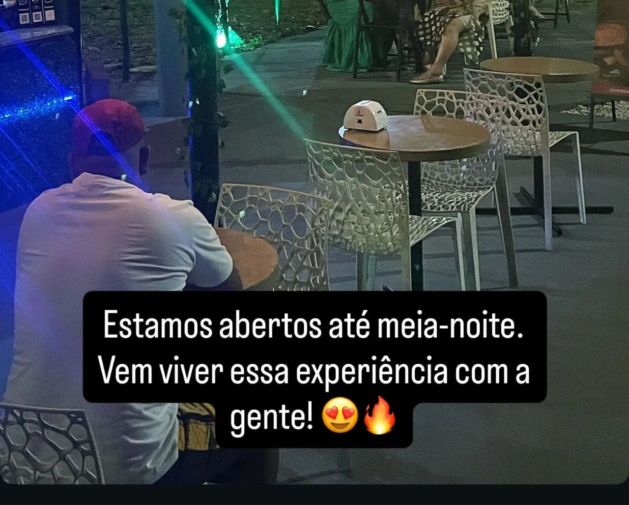 Vendo cadeiras gruvyer e mesas redondas.