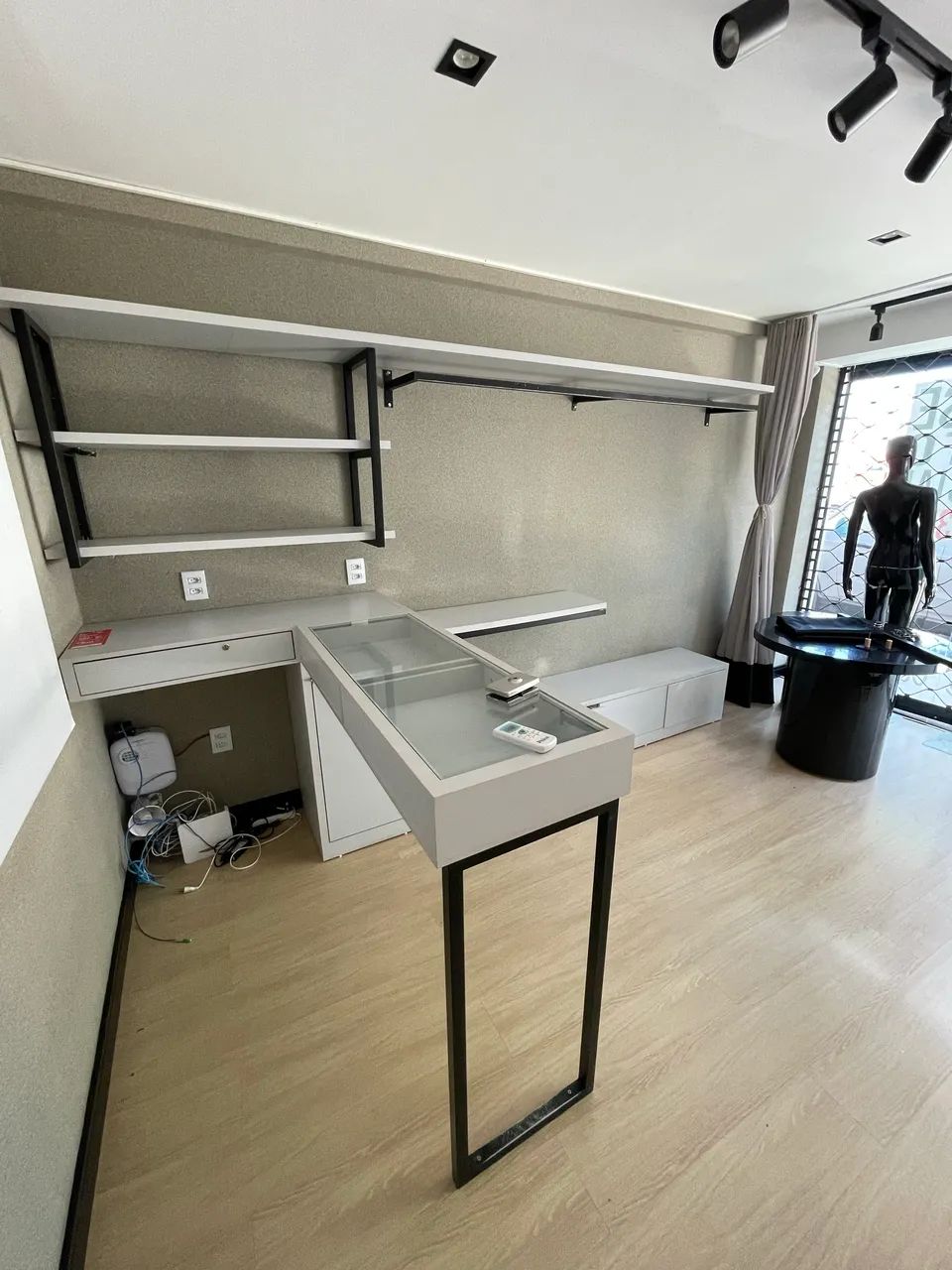 Balcão caixa em L com expositor de acessórios e gaveteiro  - Foto 2