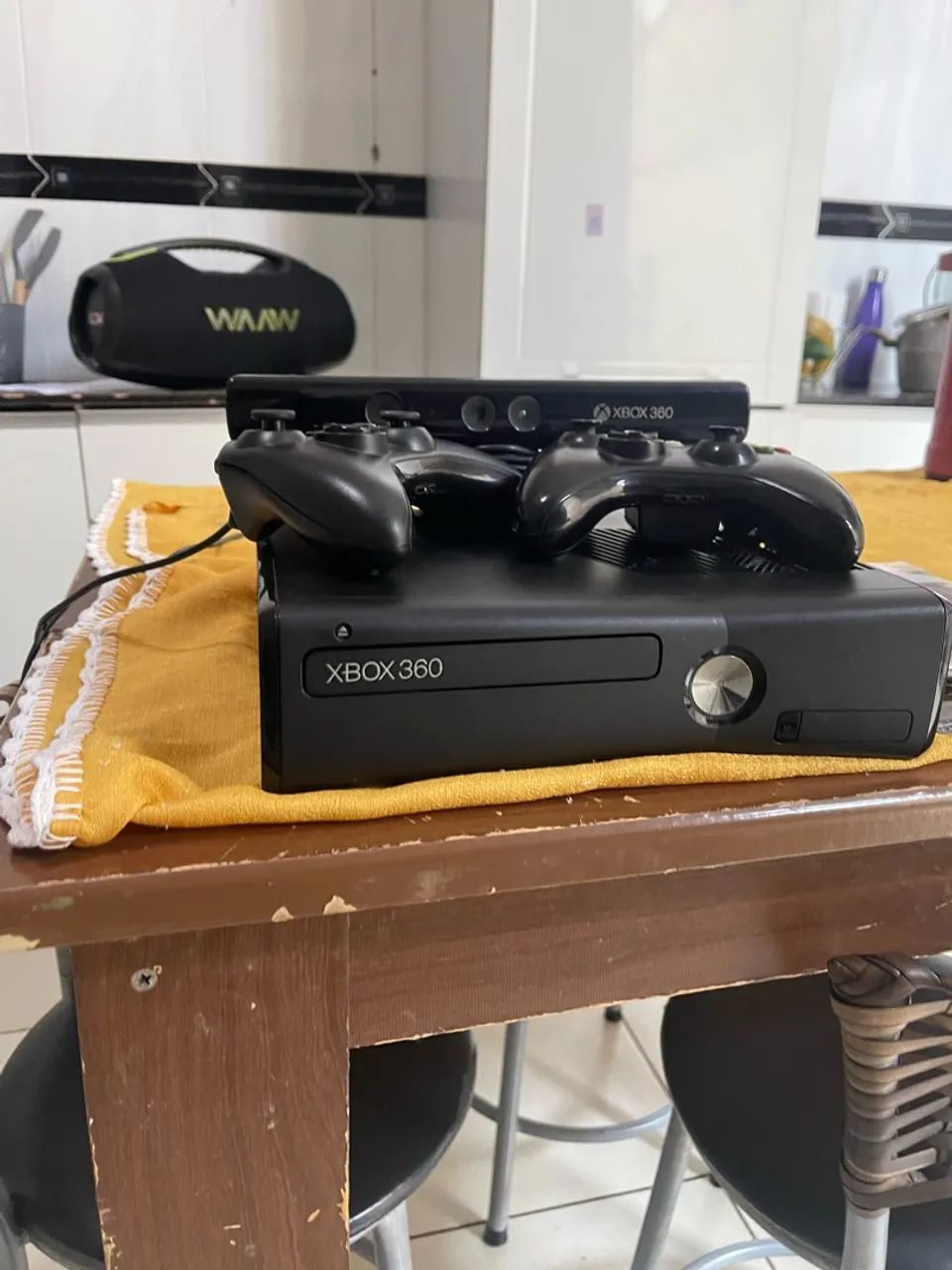 XBOX 360 - DESBLOQUEADO - DOIS CONTROLES E KINECT - Foto 5