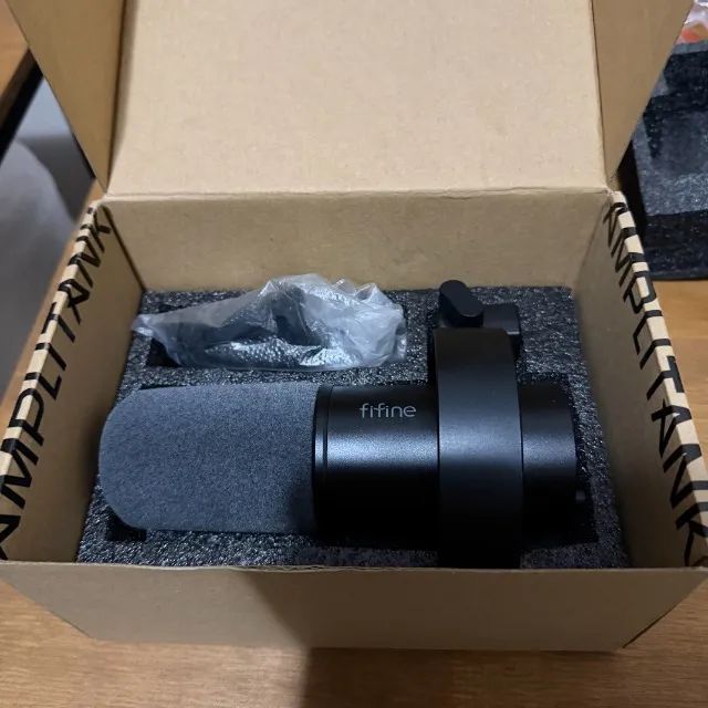 Microfone Fifine K688 USB/XLR Dinâmico para Podcast e Lives