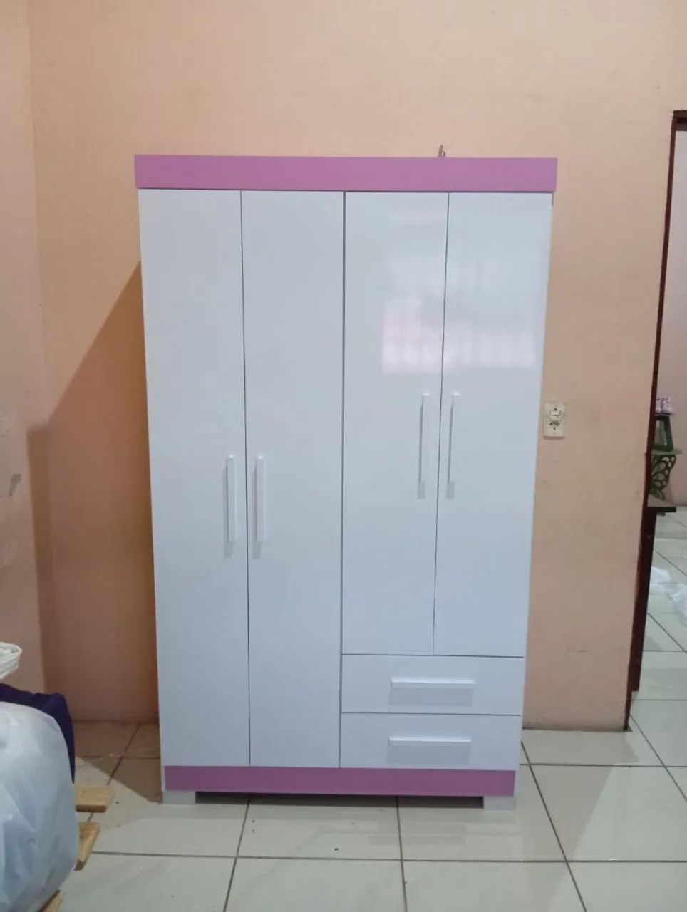 Guarda roupa rosa 