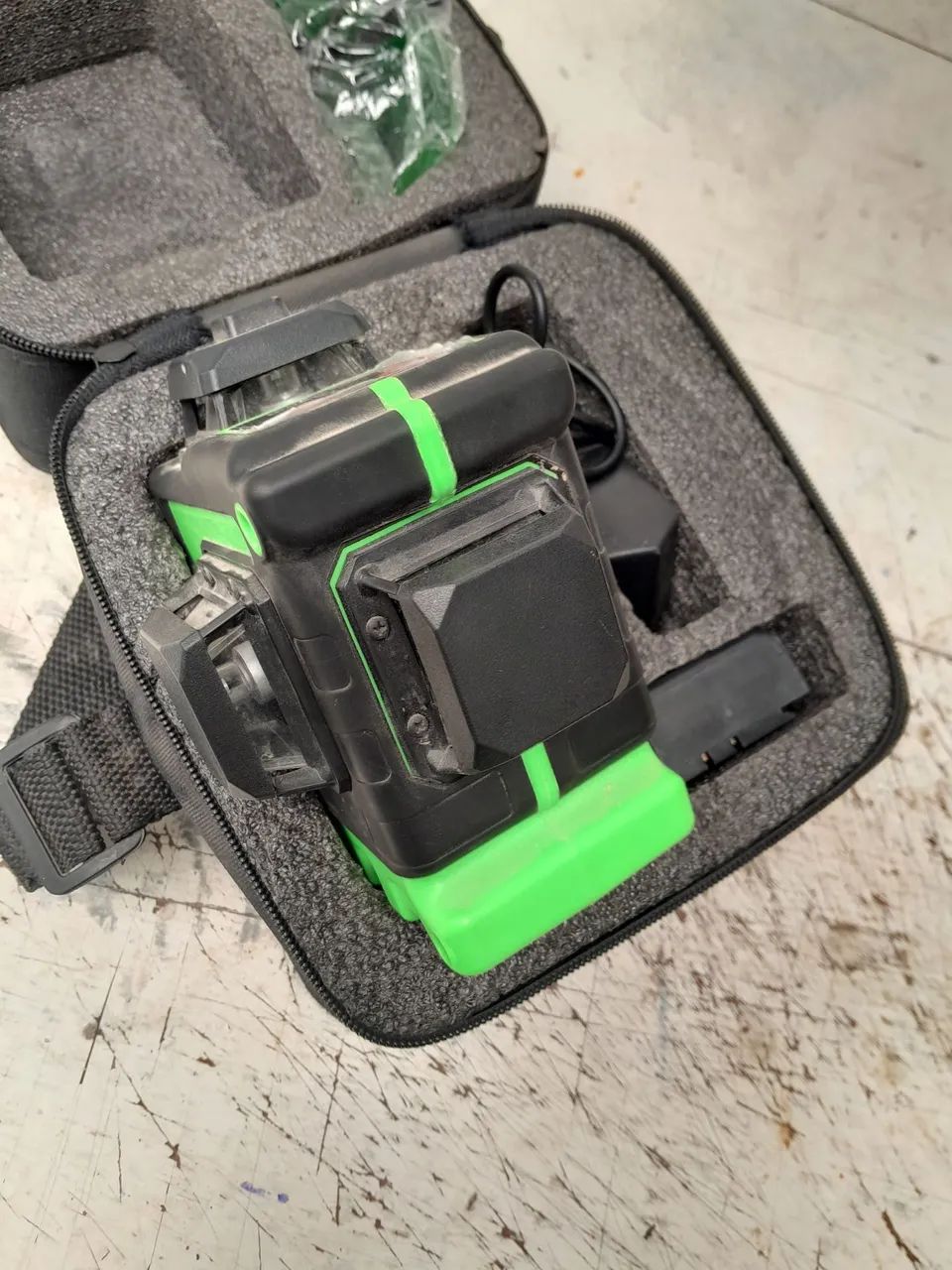 Nível a laser semi novo de 16 linhas so 300reais zap * 