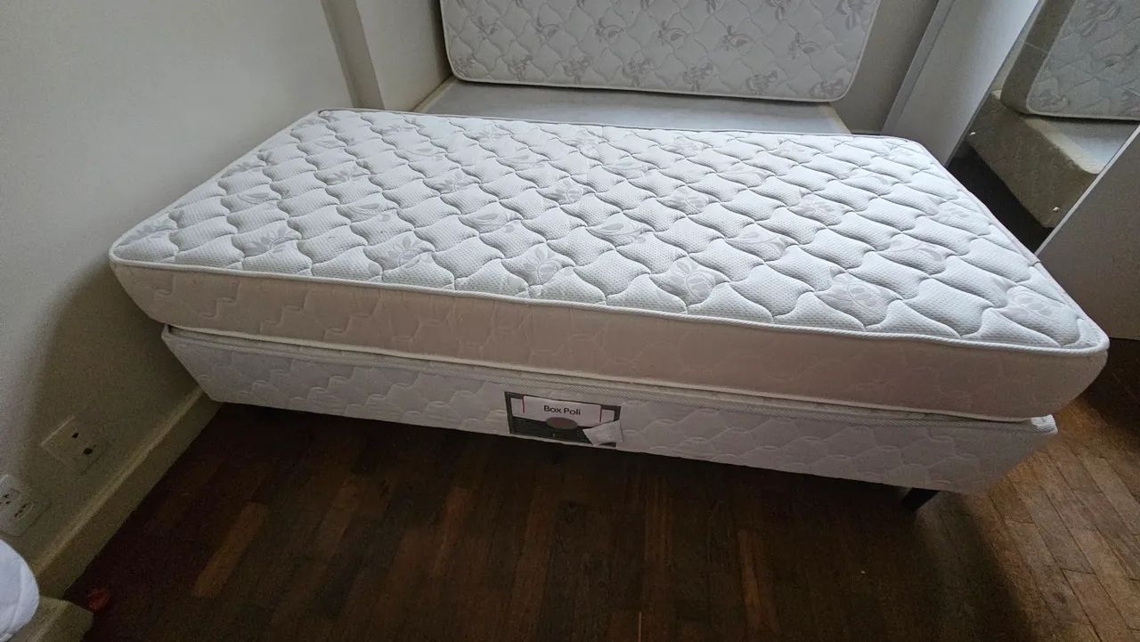 Bicama box com 2 colchões duble face densidade 45, saia e protetores em excelente estado.