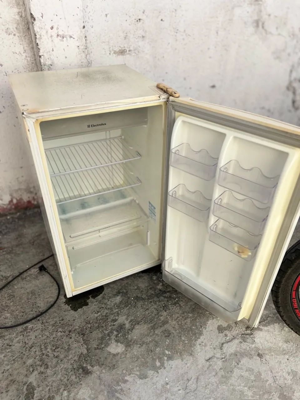 Frigobar Grande de 85 cm de altura e 50cm de largura