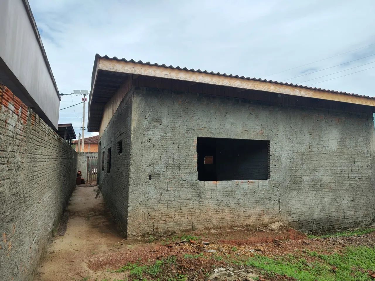 Terreno, já com a estrutura da casa levantada - Foto 4
