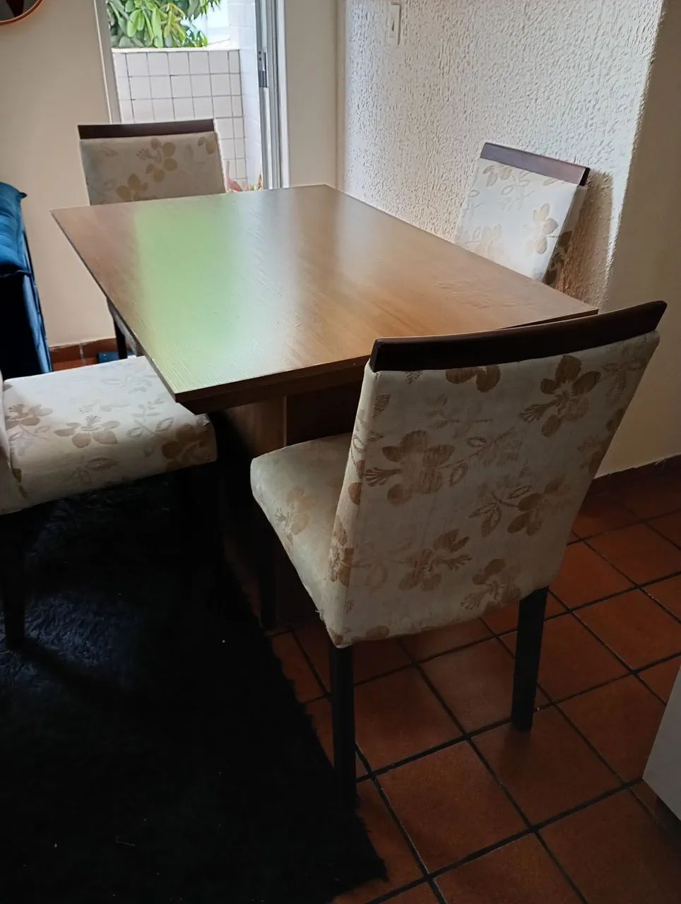 Vende-se uma mesa com 4 Cadeiras todas de madeira