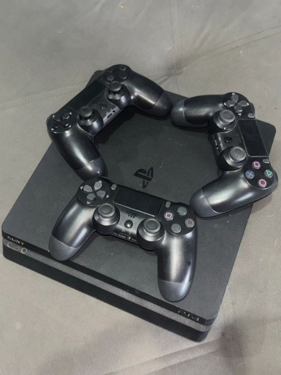 PlayStation 4 com 3 controles 