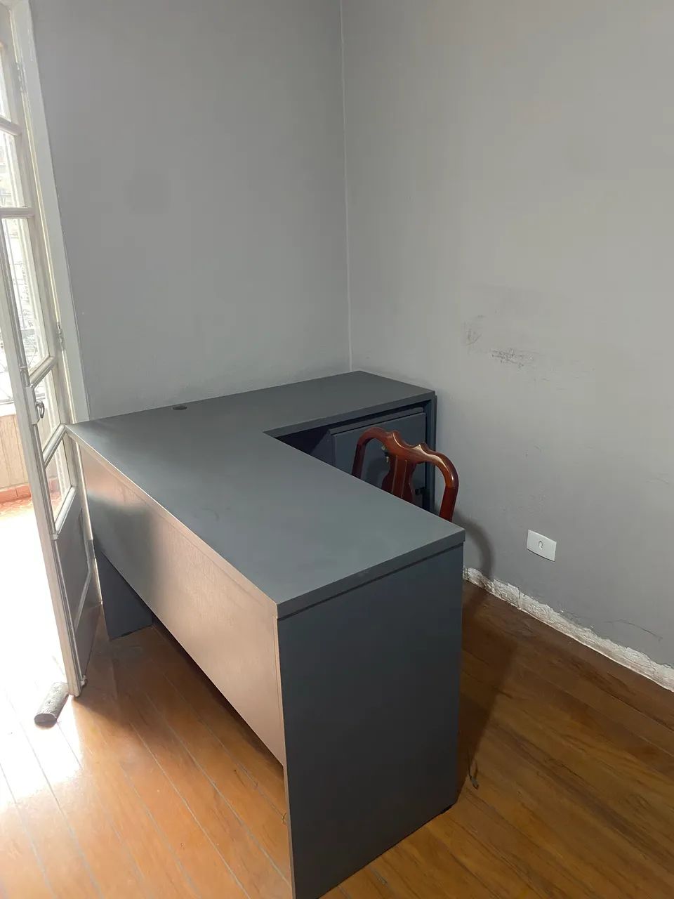 Escrivaninha em L cinza com gaveteiro  - Foto 2