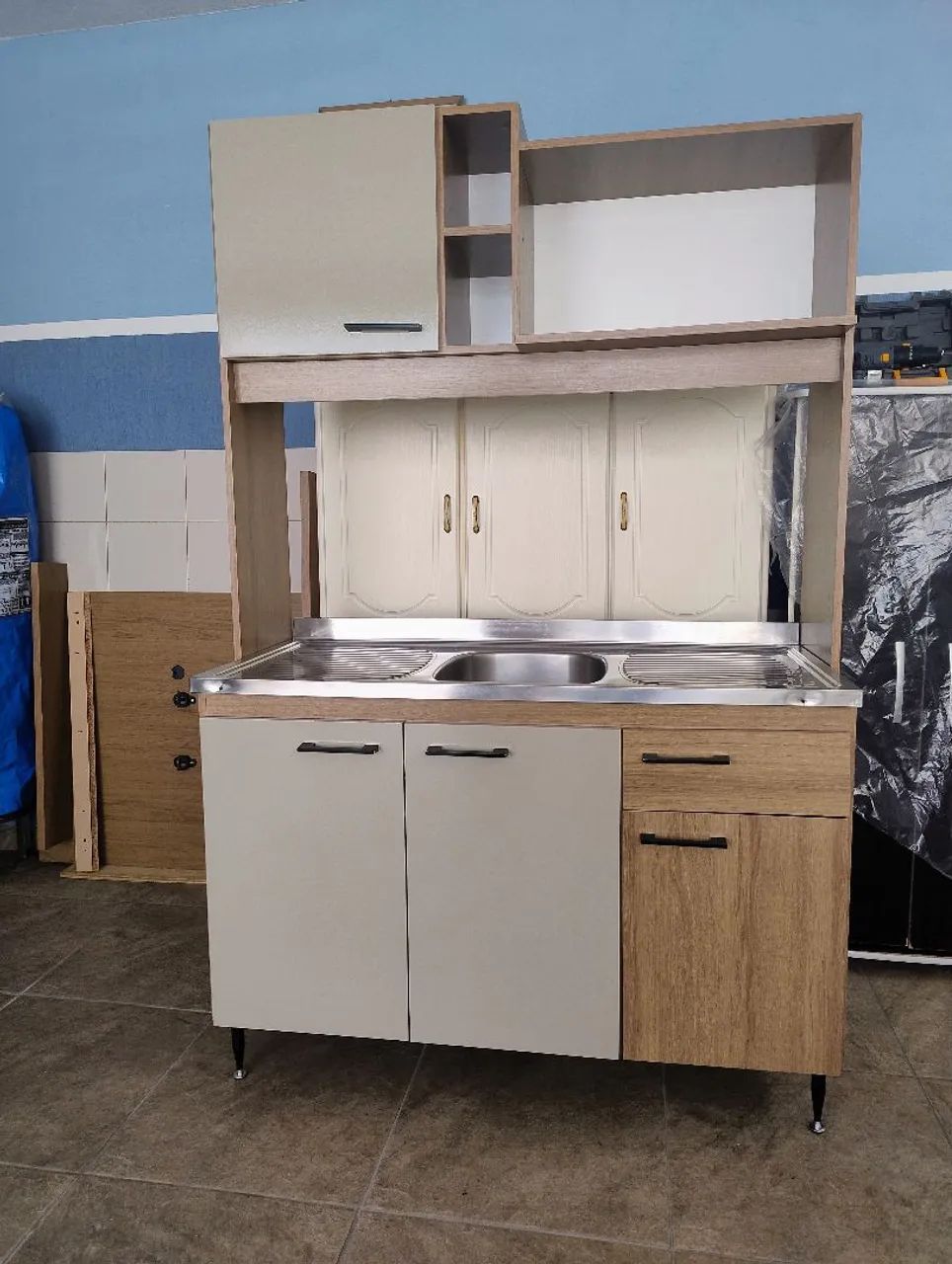 Cozinha compacta com tampo inox