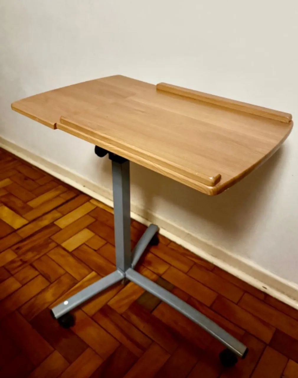 Oferta Mesa Notebook ajustável com tampo reclinável marca Vedor modelo vextable