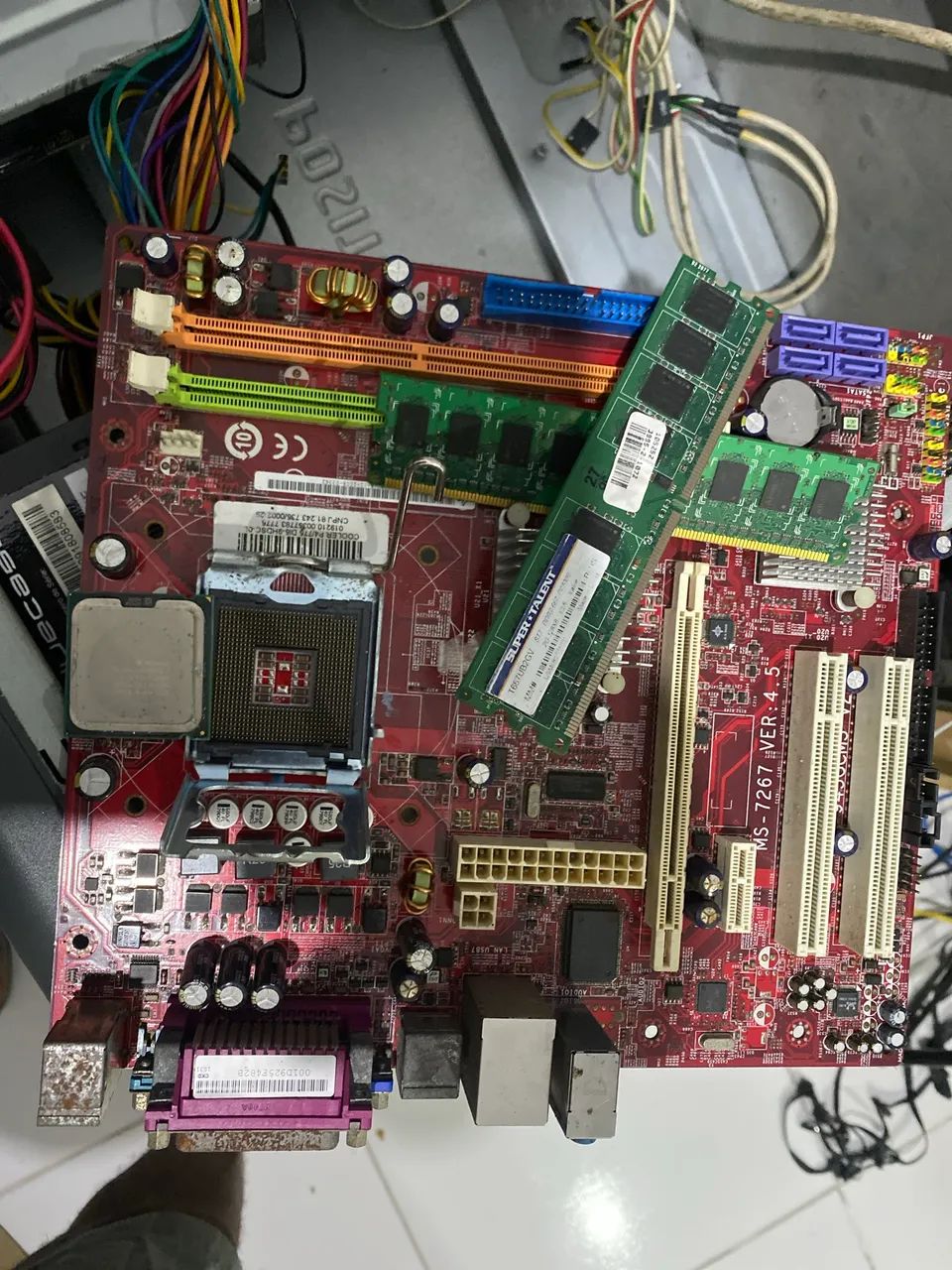  Placa-mãe MSI + Processador + 2GB RAM - Com Defeito
