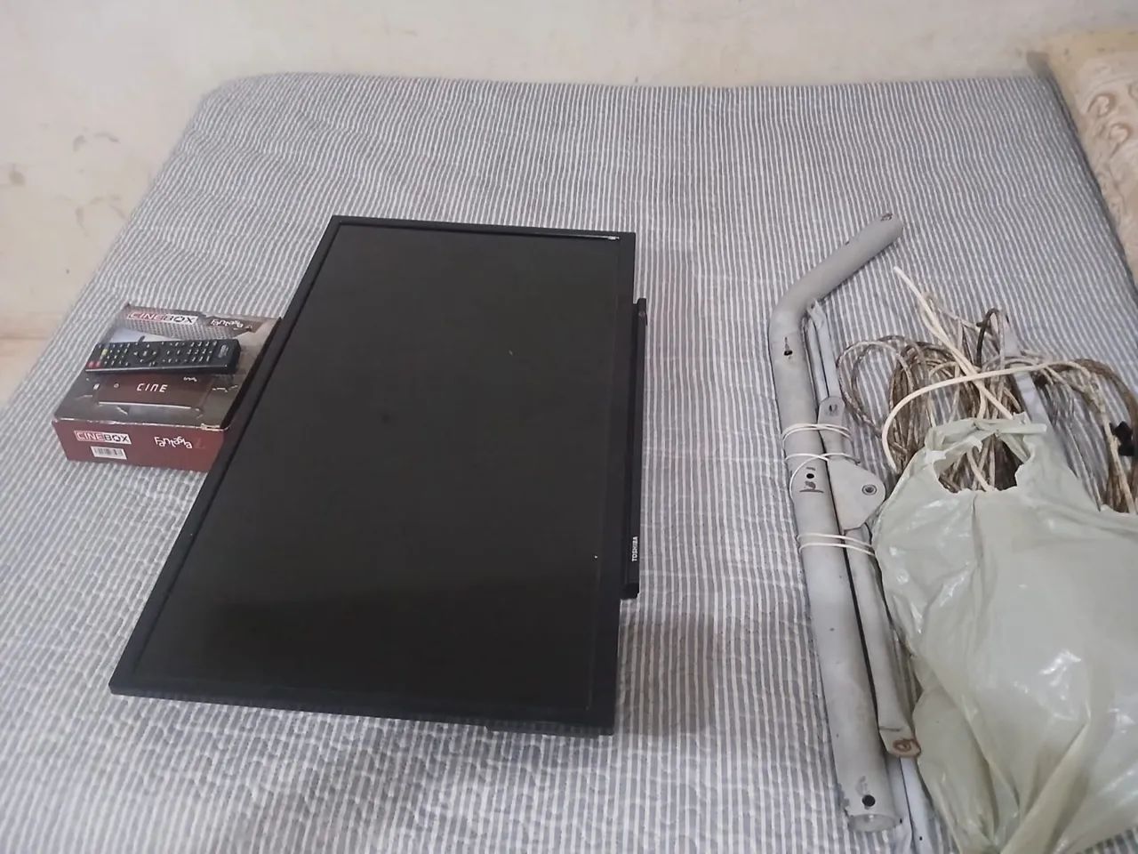 Vende-se essa TV 32 polegadas Vem com antena da skay, com poucas marcas de uso  - Foto 3