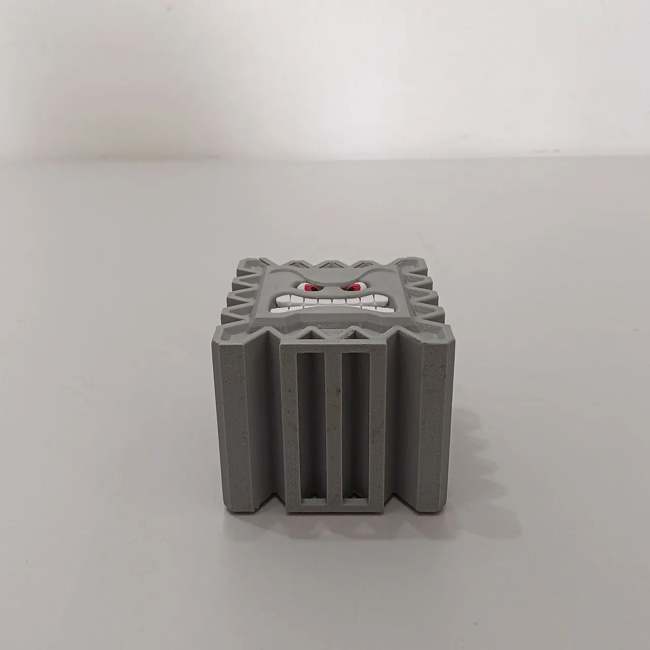 Vendo Acessório para mesa Thwomp do Super Mario Bros Semi novo  - Foto 3