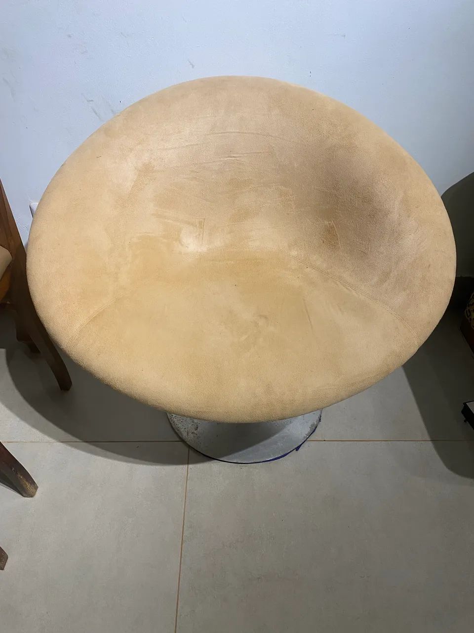 Poltrona giratória bege estofada - bonita e versátil