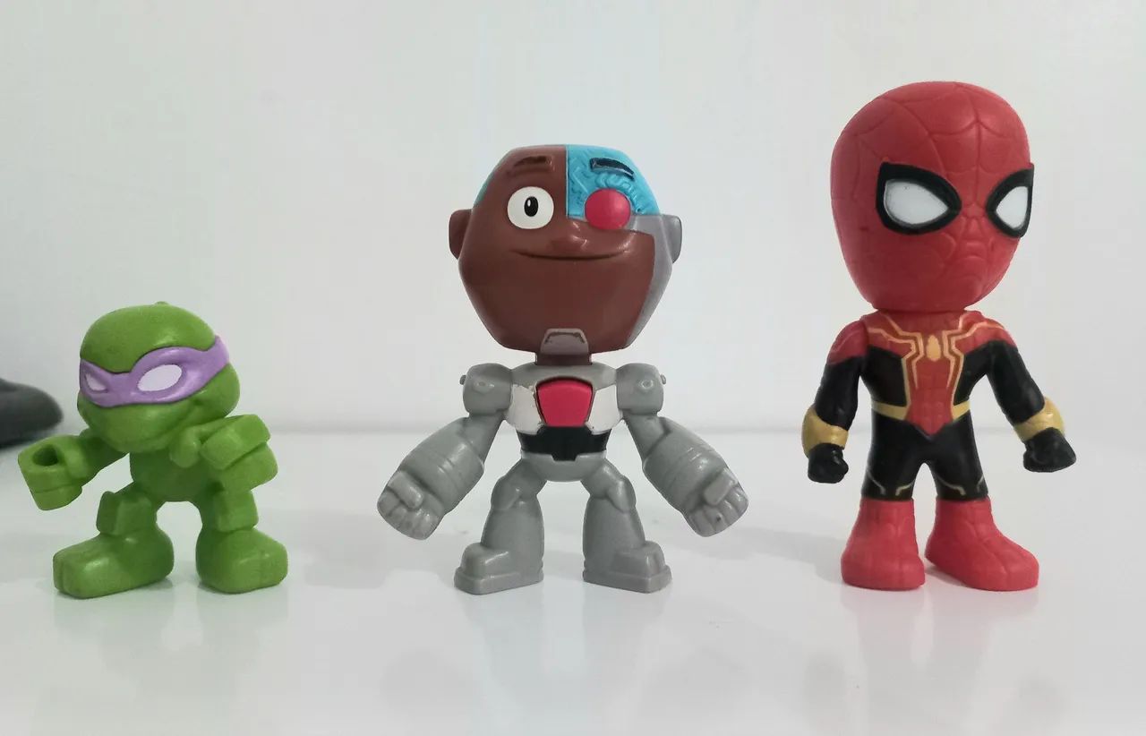 Bonecos brinquedos Cyborg, Donatelo e Homem aranha.