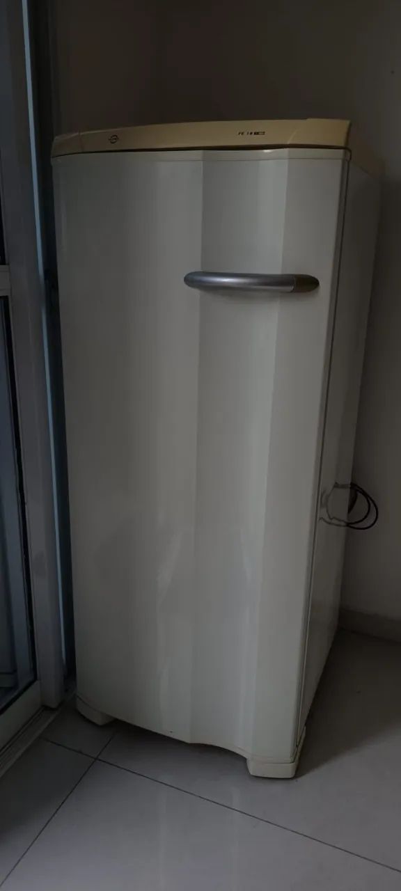 Freezer vertical Electrolux 145L