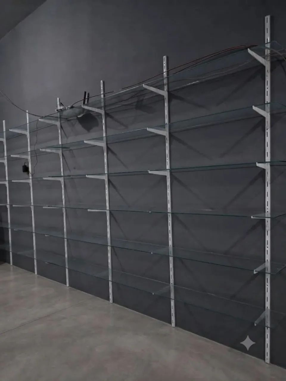 Sistema de Prateleiras  Modulares de Vidro para Loja. ( Cremalheira)