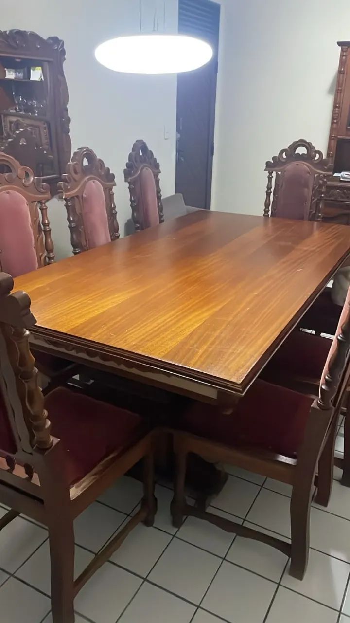Conjunto de Mesa de Jantar Clássica em Madeira Maciça + Cadeiras Estofadas