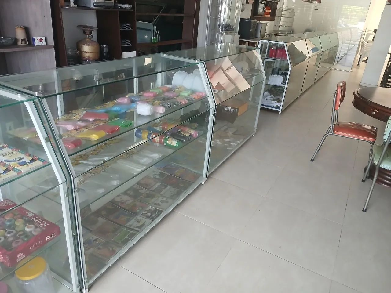 Vendo vitrines super resistentes, em vidro blindex 10mm com ferro galvanizado! - Foto 4