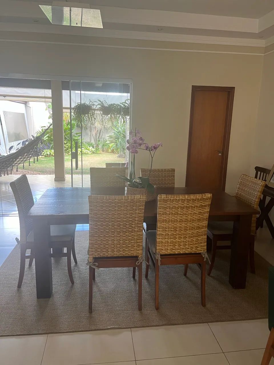 Mesa de madeira com 6 cadeiras - Foto 3