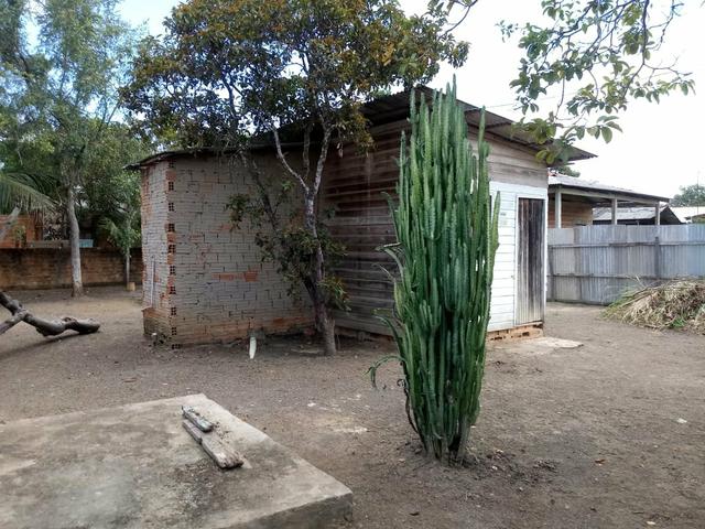 Vende-se casa mista.