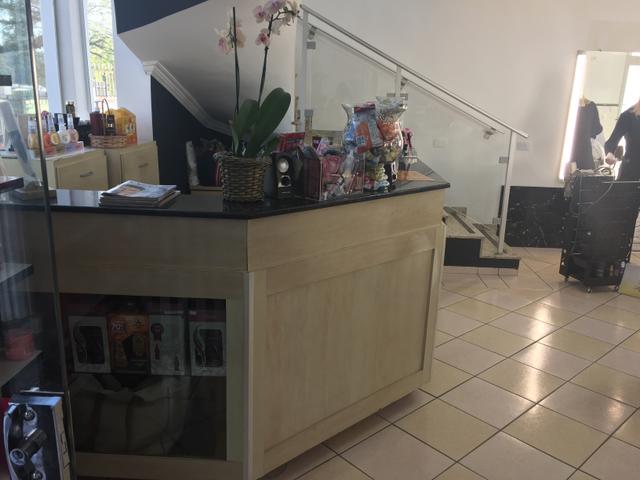 Balcão de recepção com vitrine e caixa