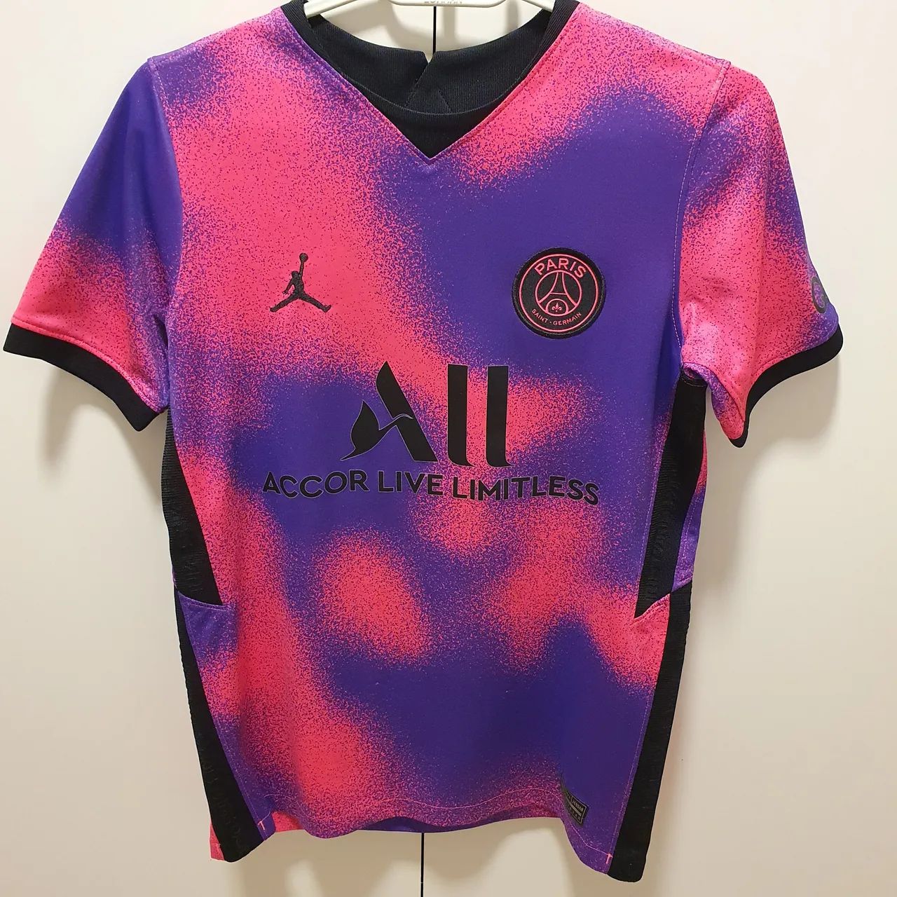Camisa infantil do PSG marca original Nike Jordan nas cores rosa e roxo c/ detalhes pretos - Foto 3