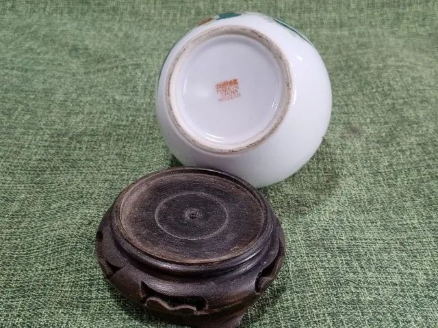 Antigo vaso chinês de porcelana pintada com base de madeira - Foto 2