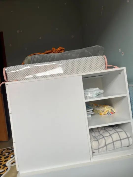 Berço com comoda/trocador embutidos/ possui bicama  - Foto 2