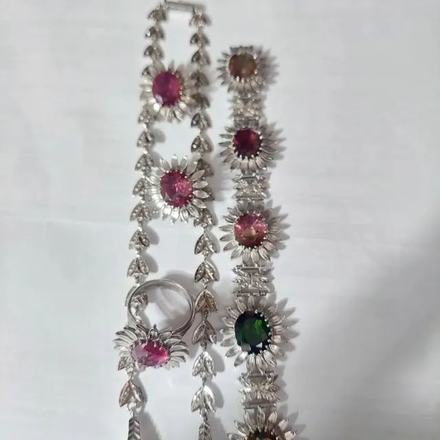 Conjunto em ouro branco modelo flores com pedras de turmalina coloridas - Foto 4