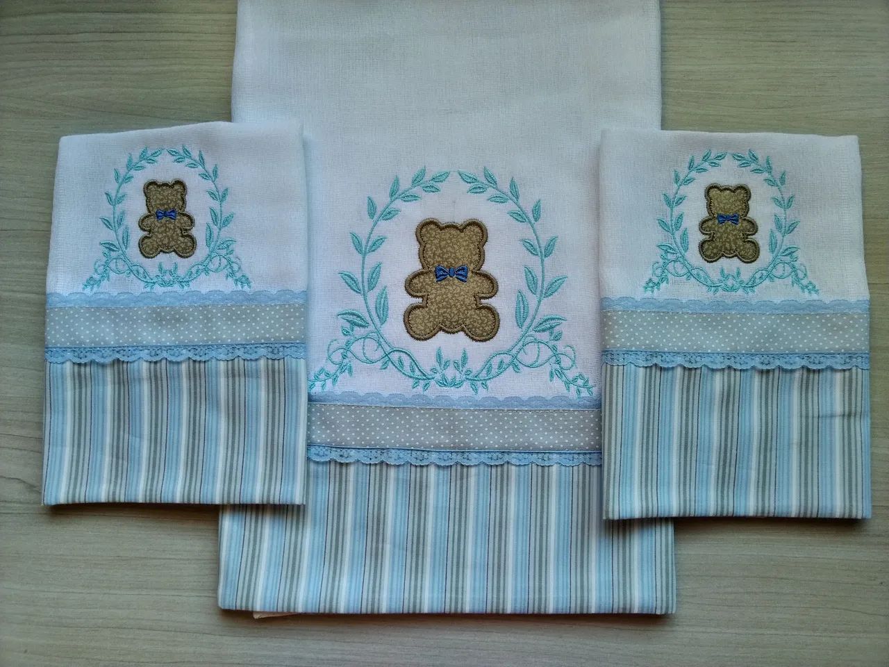 Fraldas para bebê bordada.