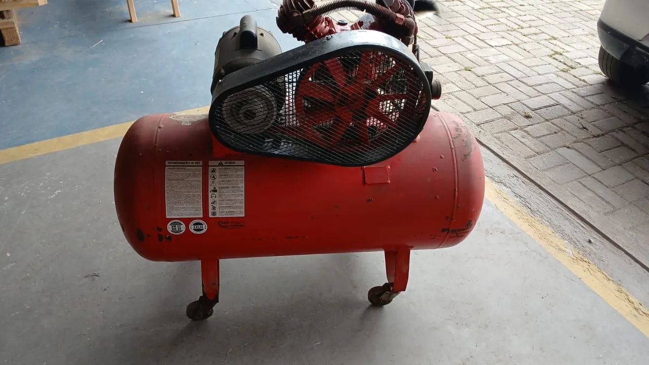 Vendo Compressor de Ar Chiaperini 10/220 rofissional - Foto 2