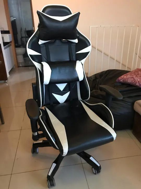 Cadeira Gamer Craft Preta e Branca marca MOBLY completa ótimo estado