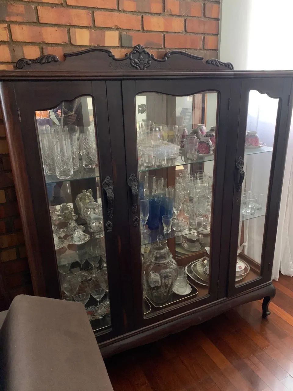 Vendo cristaleira de madeira maciça  - Foto 3