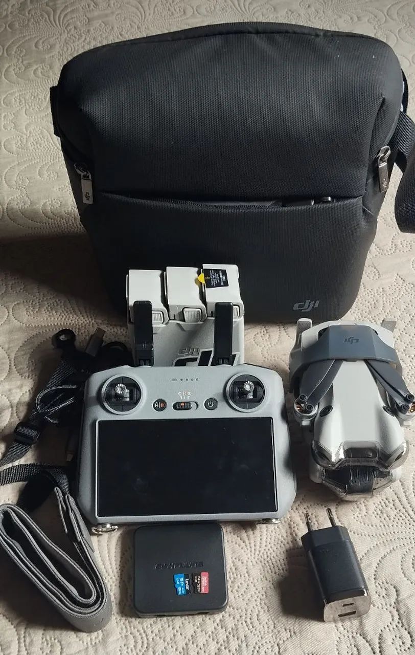 Drone DJI Mini 4 Pro - Novo na Caixa (Vai com 2 cartões de memória  e vários acessórios).
