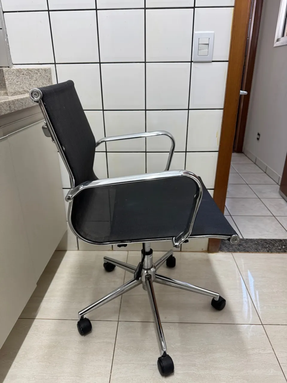Cadeira de escritório giratória e confortável
