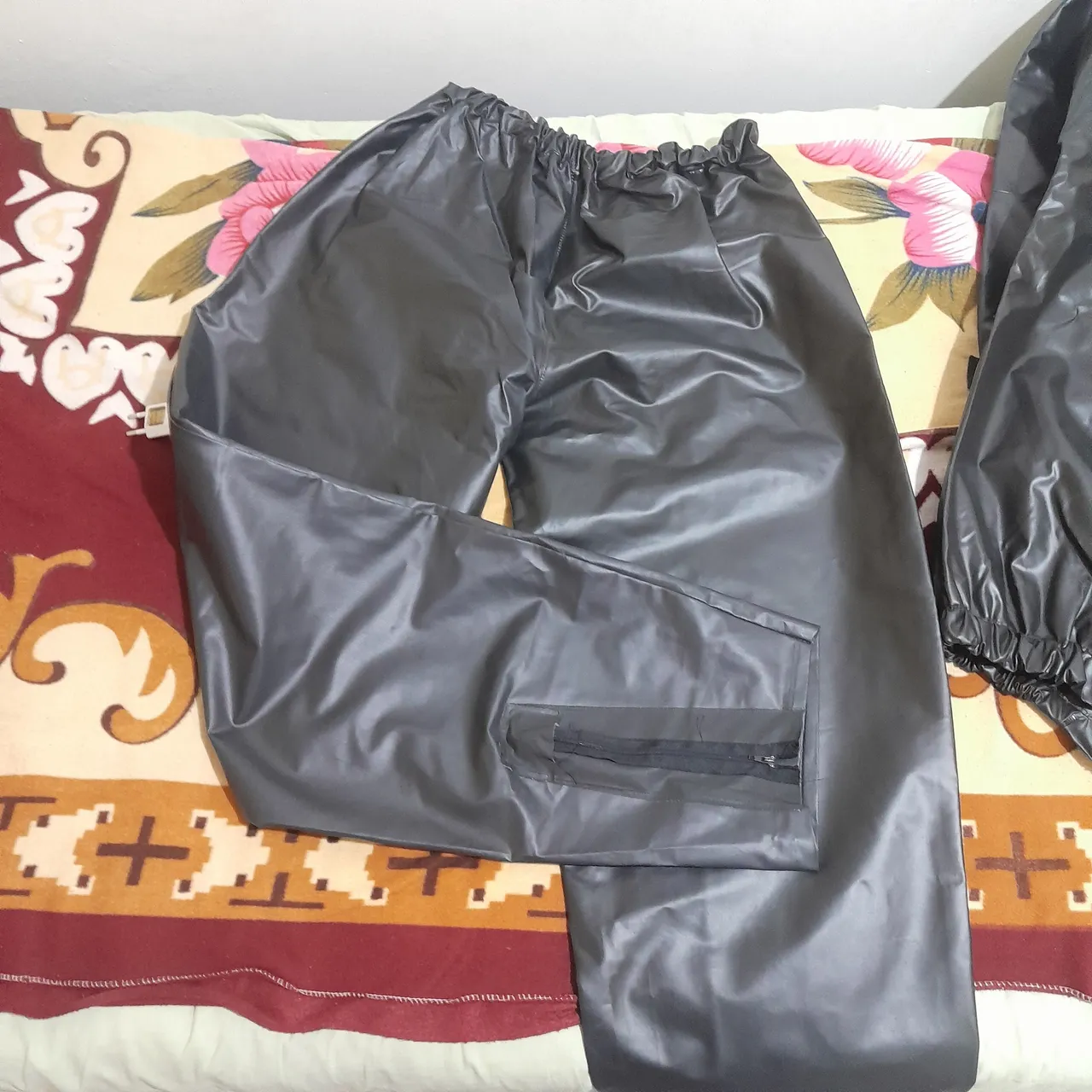 Calça de chuva cinza com bolso