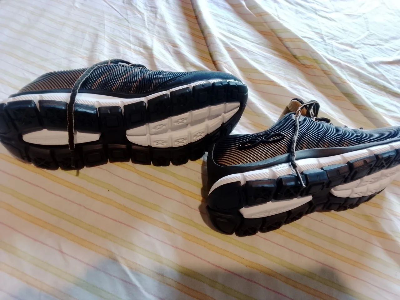 Tênis Masculino Preto com Detalhes Dourados - Foto 3
