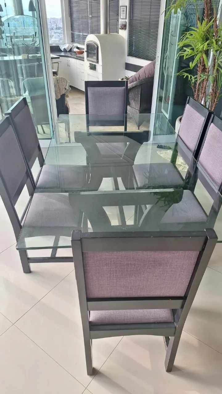 MESA DE JANTAR COM TAMPO DE VIDRO E BASE MADEIRA NOBRE COM 06 CADEIRAS MADEIRA ESTOFADAS