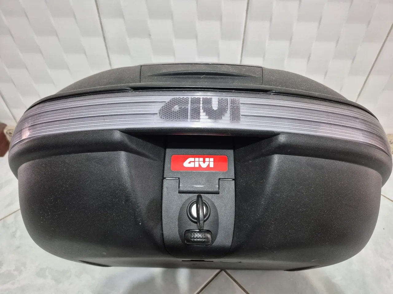 Baú Givi com LED