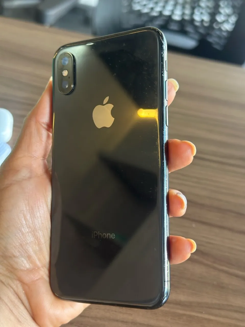 IPHONE X 256g ele contém um pequeno defeito vai com 2 capinhas de brinde
