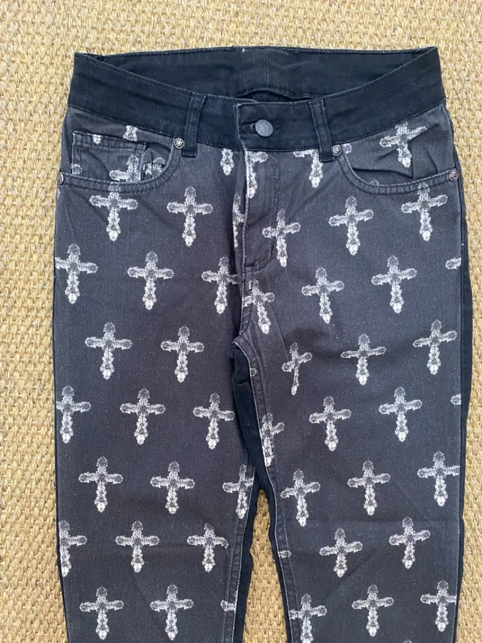 Calça Preta com Estampa de Cruz