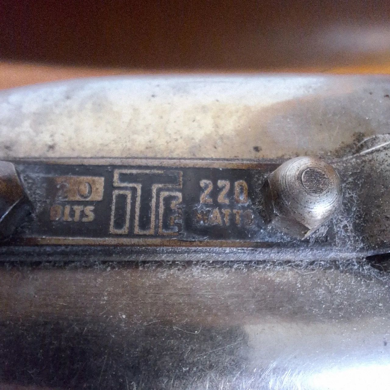 Ferro de Engomar Antigo - Peça de Coleção - Foto 4