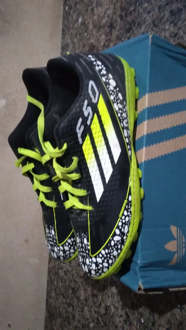 Chuteira Adidas F50 - Preta com detalhes em neon