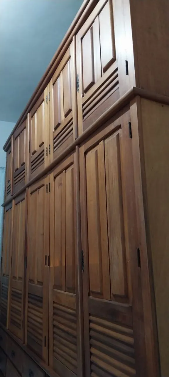 Guarda-Roupa de Madeira Maciça