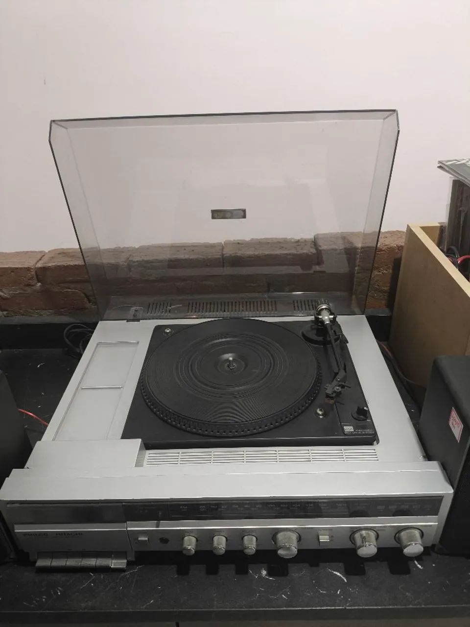 Toca Discos em Philco Hitachi Raridade com caixas Gradiente