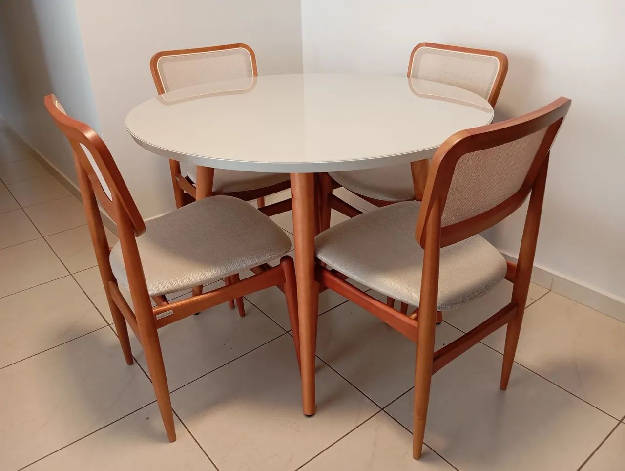 Mesa na laka e com cadeiras super resistente de madeira maciça  - Foto 2